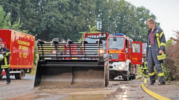 Mit schwerem Ger&auml;t beseitigt die Feuerwehr am Freitag in Schwelentrup die Folgen der &Uuml;berflutungen. - &copy; FreitagTV/Stock