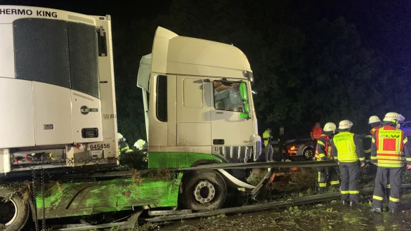 Der Lkw hat sich auf der Mittelleitplanke auf der Autobahn verkeilt und konnte von der Feuerwehr nur mit schwerem Ger&auml;t befreit werden. Foto: Feuerwehr Bad Salzuflen - &copy; Feuerwehr Bad Salzuflen
