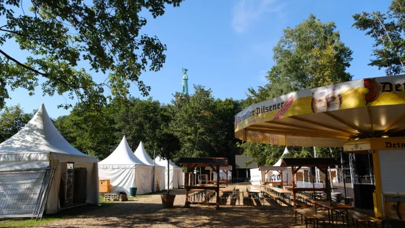 Rund um das Denkmal sind die Aufbauarbeiten f&uuml;r die Firmen-Fete in vollem Gange - wie hier, von der Waldb&uuml;hne aus gesehen. - &copy; Sven Koch