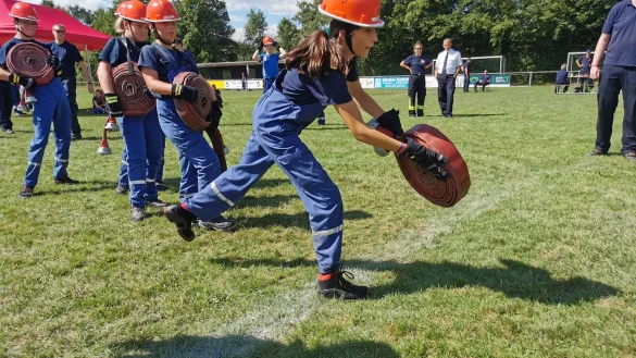 Volle Konzentration beim Schlauch-Kegeln: die Jugendfeuerwehrgruppe "Lemgo 2" beim Kreisjugendfeuerwehrzeltlager in L&uuml;denhausen. - &copy; Sylvia Frevert(LZ)