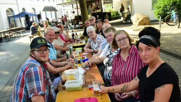 Der lange Tisch in Brake ist auch bei den ortsans&auml;ssigen Vereinen sehr beliebt. Hier sitzt die 7. Kompanie der Sch&uuml;tzengemeinschaft Brake gem&uuml;tlich beisammen. - &copy; Nicole Ellerbrake