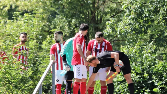 Die letzten Vorbereitungen sind abgeschlossen. Der Schiri-Assistent schaut bei den Spielern des TSV Horn, Oguzhan Keles (links) und Berat K&ouml;se (rechts), genau auf das Schuhwerk und auf die Stutzen. - &copy; Oliver K&ouml;nig