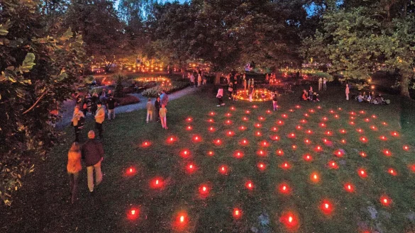 Am 19. August erstrahlt der Kurpark von Bad Salzuflen zur "Nacht der 10.000 Kerzen" im Lichtermeer. - &copy; E. Sch&ouml;nlau