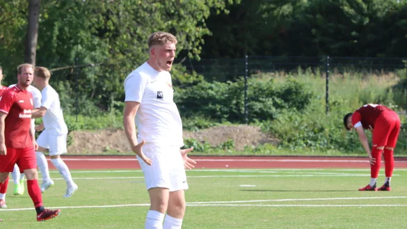 Julian Jobstmeier hat gerade das 1:0 f&uuml;r den Post-TSV Detmold erzielt. - &copy; Sebastian Lucas