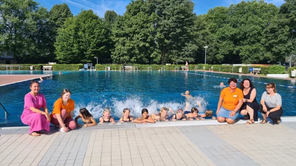 Freuen sich &uuml;ber das erfolgreiche Schwimmangebot in den Ferien im Eau-Le: (von links) Maren Staczan (Stadtwerke Lemgo), Johanna Neufeld (DRK), die Kinder Nadal, Leni, Olivia, Ginnan, Hannah, Lina, Tamme und Fynn, sowie Nadja Isaak-Vollmann, Regina Kaiser und Nadine Przypadlo (alle DRK). - &copy; Nadine Uphoff