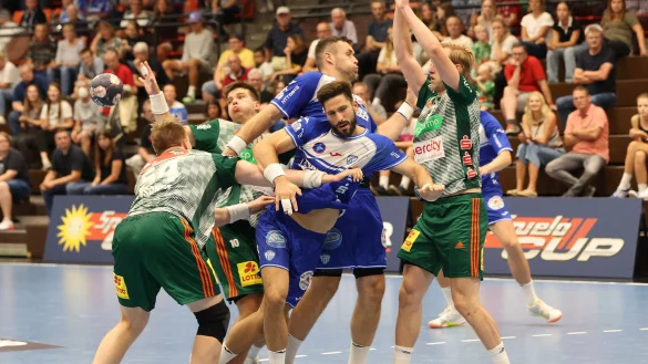 Kaum Luft lassen die Hannoveraner (von links) Justus Fischer, Renars Uscins und Marian Michalczik den Lemgoern Tim Suton und Jan Brosch. Foto: Paul Cohen - © paul cohen