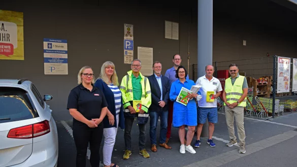 Gemeinschaftsaktion Elternparkpl&auml;tze am Rewe am Hasselter Paltz: Christine Horst (Inhaberin Rewe-Markt), Iris Hausmann (Schulleiterin Weerth-Schule), Udo Weber (Kreisverkehrswacht Lippe), Torsten Buncher (Schulamtsdirektor Kreis Lippe), Sebastian Beyer (Stadt Detmold), Regina Schneider (K & L Verlag), Cord Meier (Kreisverkehrswacht Lippe) und Andreas Raabe (Stadt Detmold), von links. - &copy; Nicole Ellerbrake
