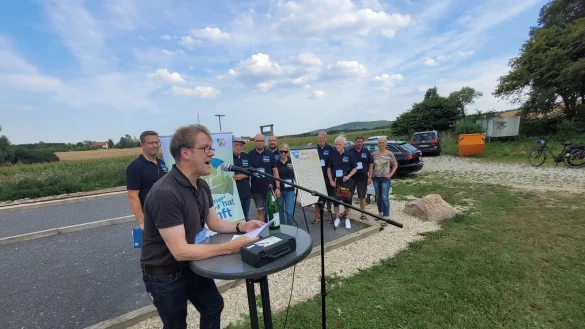 Pfarrer Holger Tessnow liest bei der Generalprobe die Lotta-Geschichte vor, hinten stehen (von links) Frank Drexhage, Wolfgang Thevis, Lukas Schlink, Lucas Wiesedeppe, Kathrin Drexhage, Manfred Kalkreuter, Gebhard R&ouml;sler und Petra Niederdorf. - &copy; Astrid Sewing