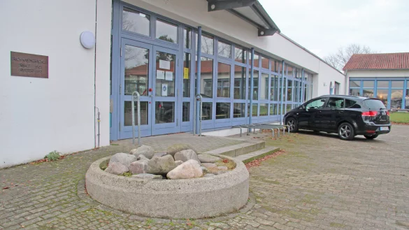 Das neue Medien- und Bildungszentrum in der ehemaligen Erich-K&auml;stner-Schule soll durch die Skulptur eines Sennebauern versch&ouml;ndert werden. - &copy; Dieter Asbrock