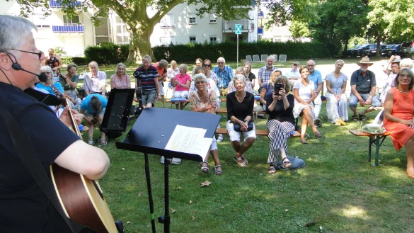 Jörg Czyborra (links) trägt dem Publikum auf der Wiese hinter dem Technikum den Song "In der Nörgelrepublik" zur Melodie der "Weihnachtsbächerei" vor. Joachim H. Peters hat den kritischen Text formuliert. - © Hajo Gärtner
