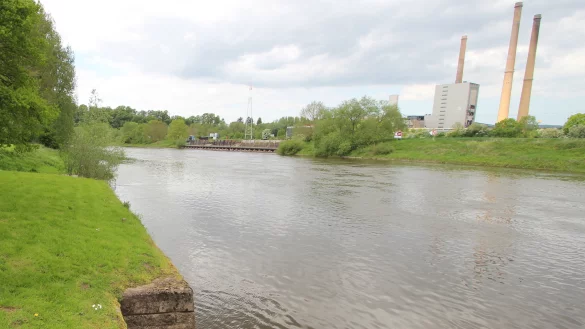 Aus der Weser darf kein Wasser mehr abgepumpt werden. Das Archivfoto aus Erder zeigt noch einen höheren Wasserstand. - © Jens Rademacher