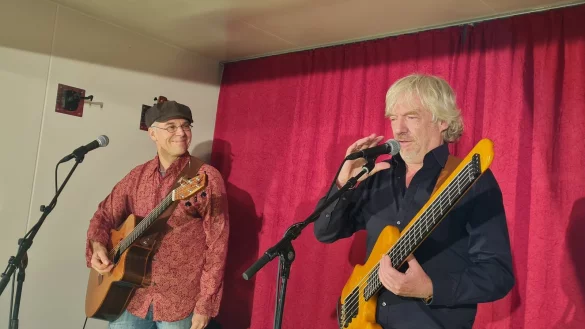 Carsten Hormes vom Kulturb&uuml;ro l&auml;sst sich nicht unterkriegen. Im vergangenen Jahr ist er als Bassist bei dem von ihm entwickelten Format "Kulturimbiss" selbst aufgetreten, hier mit Tony Kaltenbecher. Doch die Menschen wieder in die Hallen zu locken, sei schwierig. - &copy; Marianne Schwarzer