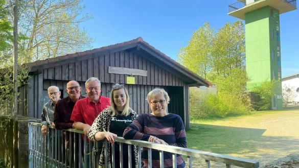 Der neue Vorstand vom Heimat- und Verkehrsverein B&ouml;singfeld will auch die Festwiese auf der Hohen Asch wieder st&auml;rker beleben: Elke Grabenhorst (von rechts), Pauline Klemme, Stefan Dux, J&uuml;rgen Tammoschath und Fred Piechnik. - &copy; Heimat und Verkehrsverein B&ouml;singfeld
