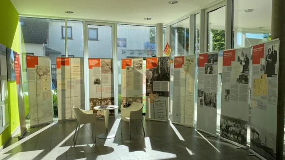 Der erste Ausstellungsteil &bdquo;Die Hochfelds und ihre Verwandten. J&uuml;dische Familiengeschichten aus Nordlippe vom sp&auml;ten 18. bis ins 20. Jahrhundert&ldquo; kann bis zum 2. September im Foyer des Rathauses Extertal in B&ouml;singfeld angeschaut werden. - &copy; Kulturstellwerk Nordlippe