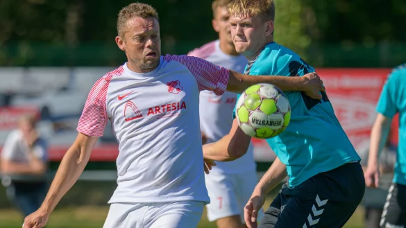 Aktivposten - Alexander Eck vom FC Augustdorf (links, wei&szlig;) setzt sich in dieser Szene gegen den Schl&auml;nger Jonas Pauls durch. Foto: Egon Penner. - &copy; Egon Penner
