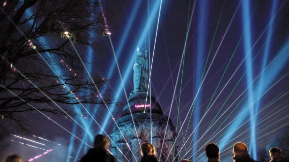 Im September wird das Hermannsdenkmal erneut durch unz&auml;hlige Lampen und Strahler aus dem Dunkel der Nacht hervorgehoben. - &copy; Archivfoto: Torben Gocke