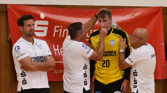 Das tat weh. W&auml;hrend Trainer Florian Kehrmann das Spielgeschehen im Blick hat, stoppen Bennet Risch und Volker Broy die Blutungen bei Torh&uuml;ter Finn Zecher. - &copy; J&ouml;rg Hagemann