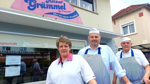 Andreas Grämmel (Mitte) ist seit diesem Sommer Innungsmeister. Mit seiner Familie, Alexandra und Eckhad Grämmel, betreibt er eine Fleischerei in Detmold. - © Archivfoto: Janet König