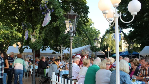 "Lippe kulinarisch" steht f&uuml;r Hochgenuss vor malerischer Kulisse. Doch Szenen wie diese wird es im Schlosspark in diesem Jahr nicht geben. - &copy; Archivfoto: Joline Heller