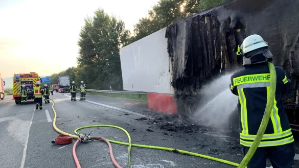 Die Freiwillige Feuerwehr Bad Salzuflen ist am Freitagmorgen auf der A2 in H&ouml;he Lockhausen im Einsatz - &copy; Daniel Hobein/Feuerwehr Bad Salzuflen