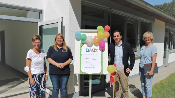 Grundschulleiterin Dagmar Schultz, OGS-Koordinatorin Christiane Ostermann, B&uuml;rgermeister Torben Blome und Ute Hanebaum von der Stadt L&uuml;gde (von links) freuen sich &uuml;ber die Einweihung der neuen R&auml;umlichkeiten f&uuml;r die OGS-Kinder. - &copy; Stadt L&uuml;gde
