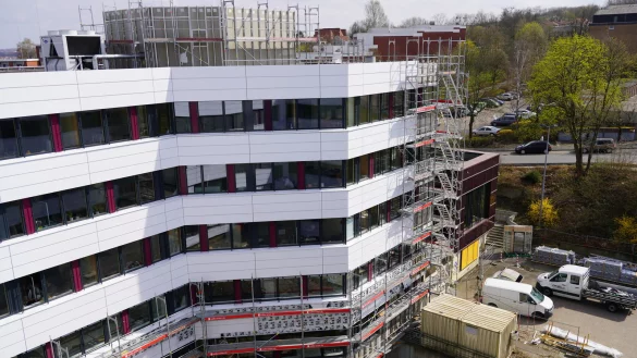 Auch die neue Fassade des Kreishauses in Detmold f&auml;llt in die Kategorie zirkul&auml;res Bauen. So sind beispielsweise die wei&szlig;en Aluminium-Elemente austauschbar. - &copy; Joachim St&auml;bler