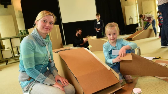 Julia (links) und Lilly Bulwien bauen ihr Auto. Blau soll es werden. - &copy; Nicole Ellerbrake