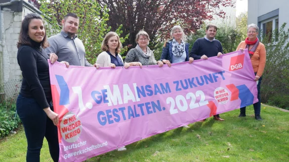 Anke Unger (Regionsgesch&auml;ftsf&uuml;hrerin DGB OWL, von links) , Florian Gierke (IG Metall Detmold), Ina Reber (Gewerkschaftssekret&auml;rin DGB OWL), Edeltraud N&uuml;lle (Co-Vorsitzende DGB-Kreisverband Lippe), Walburga Erichsmeier (stellvertretende Bezirksgesch&auml;ftsf&uuml;hrerin ver.di OWL), Timo Bergmann (Gewerkschaftssekret&auml;r IG Bergbau, Chemie Energie) und Rodena Erichsmeier (GEW Lippe) rufen zur Teilnahme an der Maikundgebung auf. - &copy; Lorraine Brinkmann