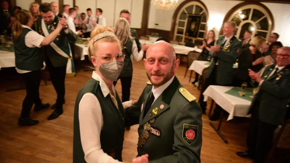 Das K&ouml;nigspaar mit Dennis Kohrs und Lisa Tintel er&ouml;ffnet den Elbrinxer Sch&uuml;tzenball. - &copy; Nicole Ellerbrake