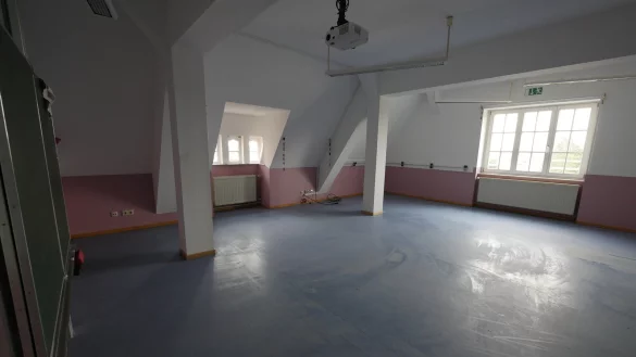 Diesen ehemaligen Klassenraum unter dem Dach der Turmschule hat die Stadt dem &bdquo;Youth Point" anstelle des Hauses in der Nordstra&szlig;e angeboten. - &copy; Jost Wolf