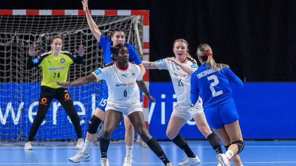 Im Trikot der DHB-Auswahl: die Blombergerinnen Laetitia Quist (links) und Malina Marie Michalczik im Spiel gegen Griechenland. - &copy; Marco Wolf