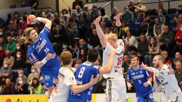 Andreas Cederholm markiert einen seiner insgesamt acht Treffer im ersten Abschnitt. - &copy; paul cohen