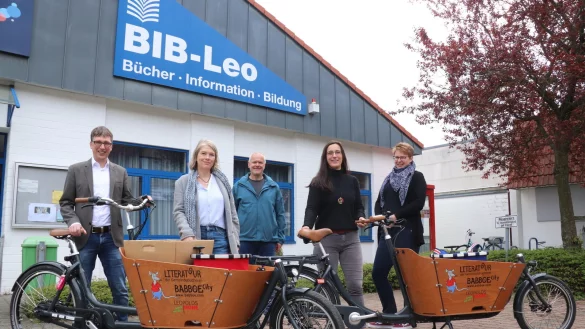 B&uuml;rgermeister Martin Hoffmann (v. l.), Regionalmanagerin Susanne Weishaupt, Reiner Loer (Umweltamt) sowie Gemeindeb&uuml;cherei-Leiterin Kerstin Koppmann und Gemeindeb&uuml;cherei-Mitarbeiterin Kerstin Proepper stellen die neuen Lastenr&auml;der f&uuml;r die Gemeindeb&uuml;cherei vor.&nbsp; - &copy; Birgit Guhlke