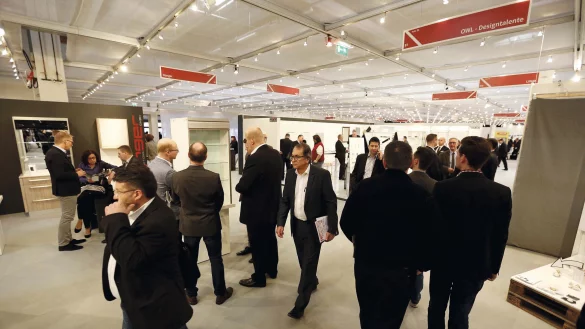 Dieses Bild wird es 2022 nicht geben: eine gut gef&uuml;llte Halle w&auml;hrend der Zuliefermesse Ostwestfalen (ZOW) f&uuml;r die M&ouml;belindustrie vor sechs Jahren.&nbsp; - &copy; Messe OWL