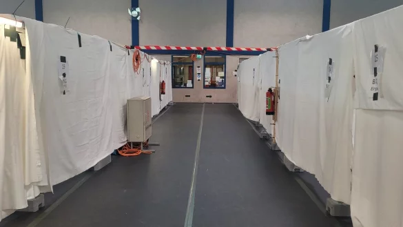 Ein Blick in die Gefl&uuml;chtetenunterkunft am Werreanger: Die gro&szlig;e Halle ist in einzelne Parzellen unterteilt. Helle Stoffbahnen sorgen f&uuml;r ausreichend Sichtschutz zu den Nachbarn. - &copy; Foto: Sylvia Riemann / DRK Lippe