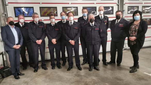 Mit der Feuerwehrspange des Landes NRW wurden insgesamt zehn Mitglieder der Kalletaler Feuerwehr f&uuml;r 25 und 35 Jahre im aktiven Dienst zum Teil in Abwesenheit geehrt. Das Foto zeigt die Geehrten mit B&uuml;rgermeister Mario Hecker (links), Kreisbrandmeister Wolfgang Kornegger (2. von links), Wehrf&uuml;hrer Udo Knaup (3. von links) und Verwaltungsmitarbeiterin Andrea Batzer (rechts). - &copy; Sylvia Frevert(LZ)