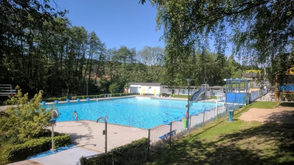 Ein Ende des Z&auml;hneklapperns naht: Das Kalletaler Freibad bekommt eine Zusatzheizung, die im Winter das Schulzentrum w&auml;rmen soll. - &copy; Gemeinde Kalletal
