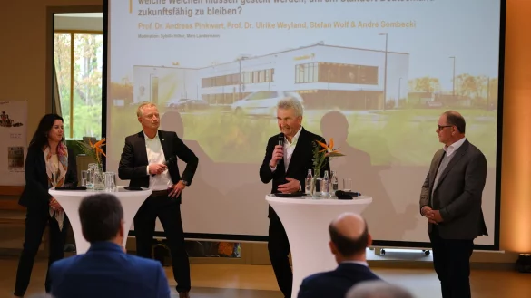 Podium zur Er&ouml;ffnung der Weidm&uuml;ller-Akademie: (von links) Podium zur Er&ouml;ffnung der Weidm&uuml;ller-Akademie: (von links) Berufsp&auml;dagogik-Spezialistin Prof. Dr. Ulrike Weyland, Andr&eacute; Sombecki, Weidm&uuml;ller-Finanzvorstand, Minister Dr. Andreas Pinkwart, Stefan Wolf, Gesch&auml;ftsf&uuml;hrer Gl&auml;sel-Stiftung. - &copy; Sven Koch