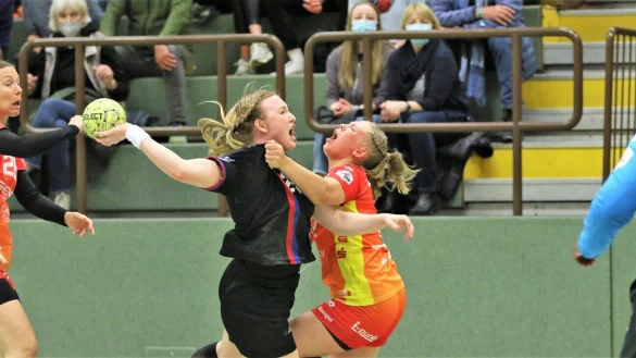 Gar nicht zimperlich gingen die Bensheimer Abwehrspielerinnen in die Zweik&auml;mpfe, das bekommt in dieser Szene Blombergs Malina Marie Michalczik zu sp&uuml;ren. - &copy; Oliver K&ouml;nig