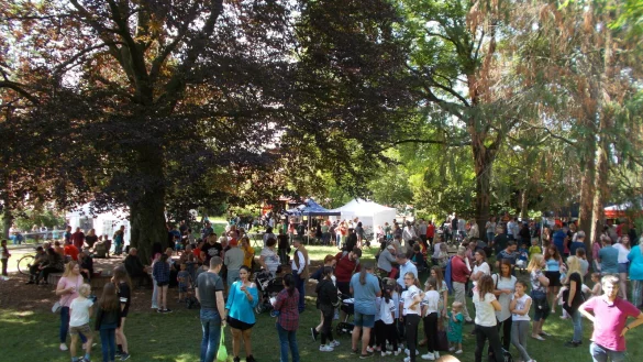 Beim interkulturellen Dorffest im Armins Park gibt es viel zu sehen und vor allem zu probieren. K&ouml;stlichkeiten aus aller Welt schmecken bei guter Stimmung gleich noch besser. - &copy; Wolfgang Schriegel