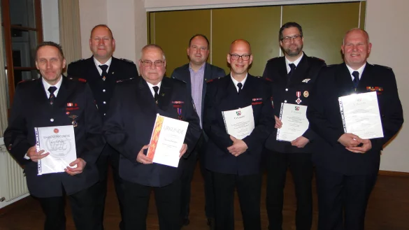 Ehre, wem Ehre geb&uuml;hrt (von links): Stefan Ascher, Joachim Hartfelder, Thomas K&auml;mper, Christoph Dolle, Karsten Tittel, Sven Knoop und Joachim Tegtmeyer. - &copy; Hajo G&auml;rtner