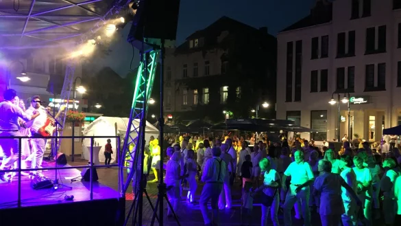 Unter freiem Himmel das Tanzbein schwingen: Unter dem Motto „1,2-Bühne Frei“ sind auf dem Lagenser Marktplatz wieder Live-Konzerte vorgesehen. - © Stadtmarketing Lage