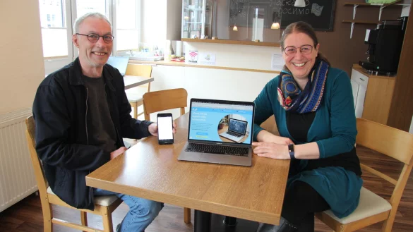 Nils Donat und Dagmar Begemann von der Fl&uuml;chtlingshilfe stellen das B&uuml;rgernetzwerk vor. - &copy; Kirsten Fuhrmann