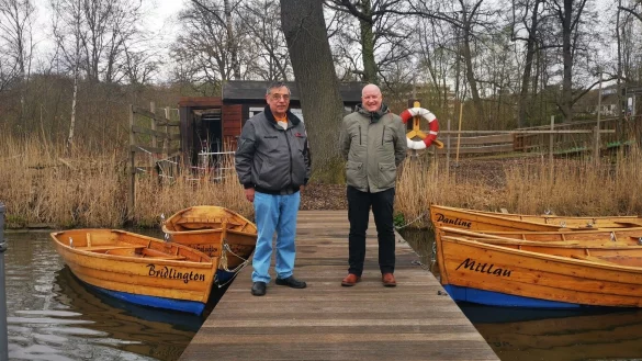 J&ouml;rg Ballenthin (links) vom Bootsverleih am Kurparksee und Kurdirektor Michael Feiler freuen sich auf die neue Rudersaison.&nbsp; - &copy; Staatsbad Salzuflen