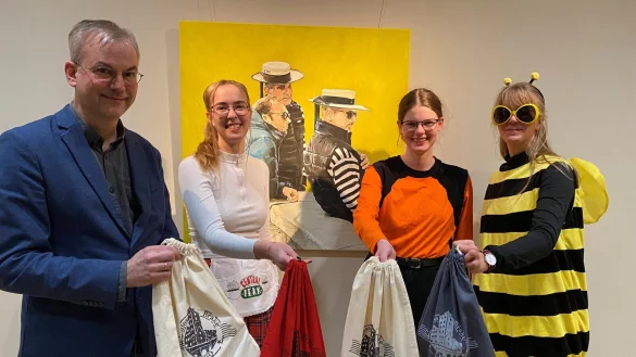 Freuen sich &uuml;ber die gro&szlig;e Nachfrage, die ihre &bdquo;M&ouml;rderjagd&ldquo; im Weserrenaissance-Museum Schloss Brake ausgel&ouml;st hat: (von links) Kursleiter Philipp Schmidt-Rhaesa und die drei, sich in der Mottowoche befindlichen und daher verkleideten Abiturientinnen Kristina Blanke, Fiona Veldink und Emilie Darmietzel. Die Gewinner des Ratekrimis k&ouml;nnen sich auf mit vielen &Uuml;berraschungen bepackte Rucks&auml;cke freuen. - &copy; Weserrenaissance-Museum Schloss Brake/Herrmann