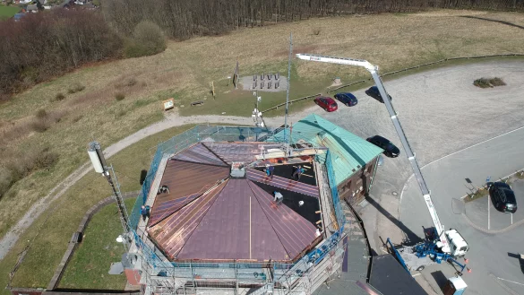 Von oben sieht man sehr gut, wie gro&szlig; die Baustelle ist. Das Kupferdach des K&ouml;terberghauses ist fast fertig. - &copy; Julian Jessat