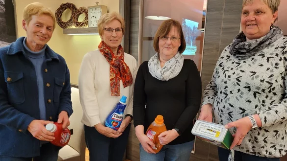 Carola Werning (von rechts), Elke Wissmann, Ilse Schlepper und Susanne Kleinegees arbeiten im Vorstandsteam zusammen und haben beim letzten Treffen f&uuml;r die Waschmaschinen-Spende an das Kinderheim Geld gesammelt. Es fehlen auf dem Foto Petra Niederdorf, Andrea Suhr-M&ouml;nnekes und Jutta Riel. - &copy; Astrid Sewing
