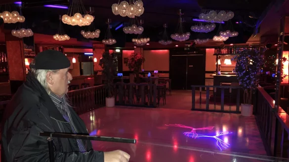 Scala-Chef Ulli Sibum blickt auf die noch leere Tanzfläche in dem Lokal am Herforder Tor. Heute Abend sollen sich die Räume das erste Mal nach mehr als zwei Jahren füllen.  - © Thomas Reineke