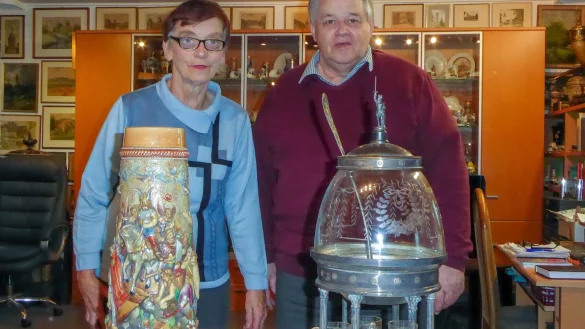 Brigitte und Wilfried Mellies pr&auml;sentieren zwei neue Exponate ihrer Sammlung: einen Bierkrug aus dem fr&uuml;hen
20. Jahrhundert und eine Glasbowle mit Gl&auml;sern, die nach kunsthistorischer Einsch&auml;tzung ein Unikat sein d&uuml;rfte. - &copy; Lippisches Landesmuseum
