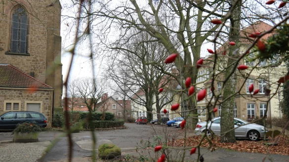 Der Kirchplatz in Sch&ouml;tmar. - &copy; Alexandra Schaller